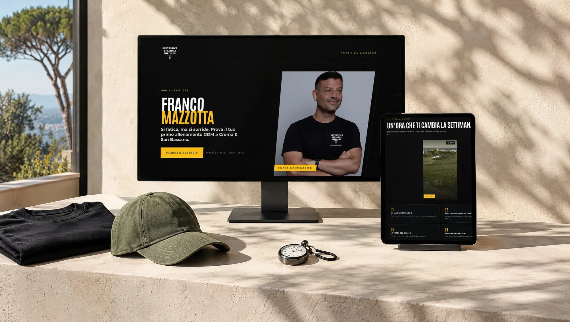 La landing di un istruttore GDM Italia su monitor e tablet, su un piano chiaro al sole