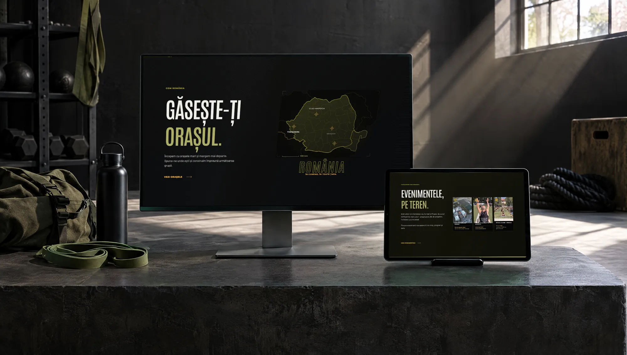 Il sito di Gimnastică Dinamică Militară su monitor e tablet in una palestra