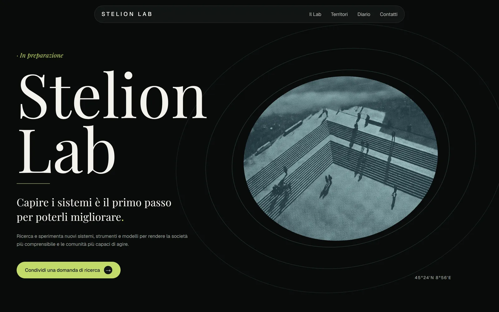 Apertura del sito, con il nome del laboratorio e un disco fotografico