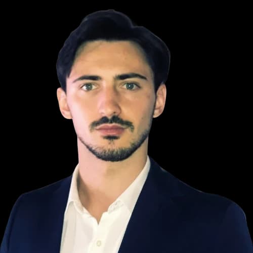 Ritratto di George: giacca scura e camicia chiara, sguardo in camera