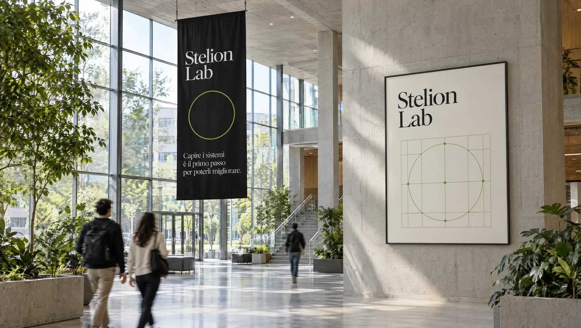 Stendardo nero e manifesto di Stelion Lab nell’atrio di un edificio universitario